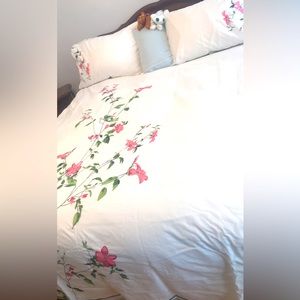 Linen Chest Canada-Queen Size Duvet Cover NEVER used.